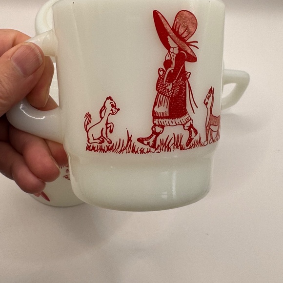4 Holly Hobby Termocrisa milk glass mugs. Red and White Holly Hobby mug. - Picture 8 of 9
